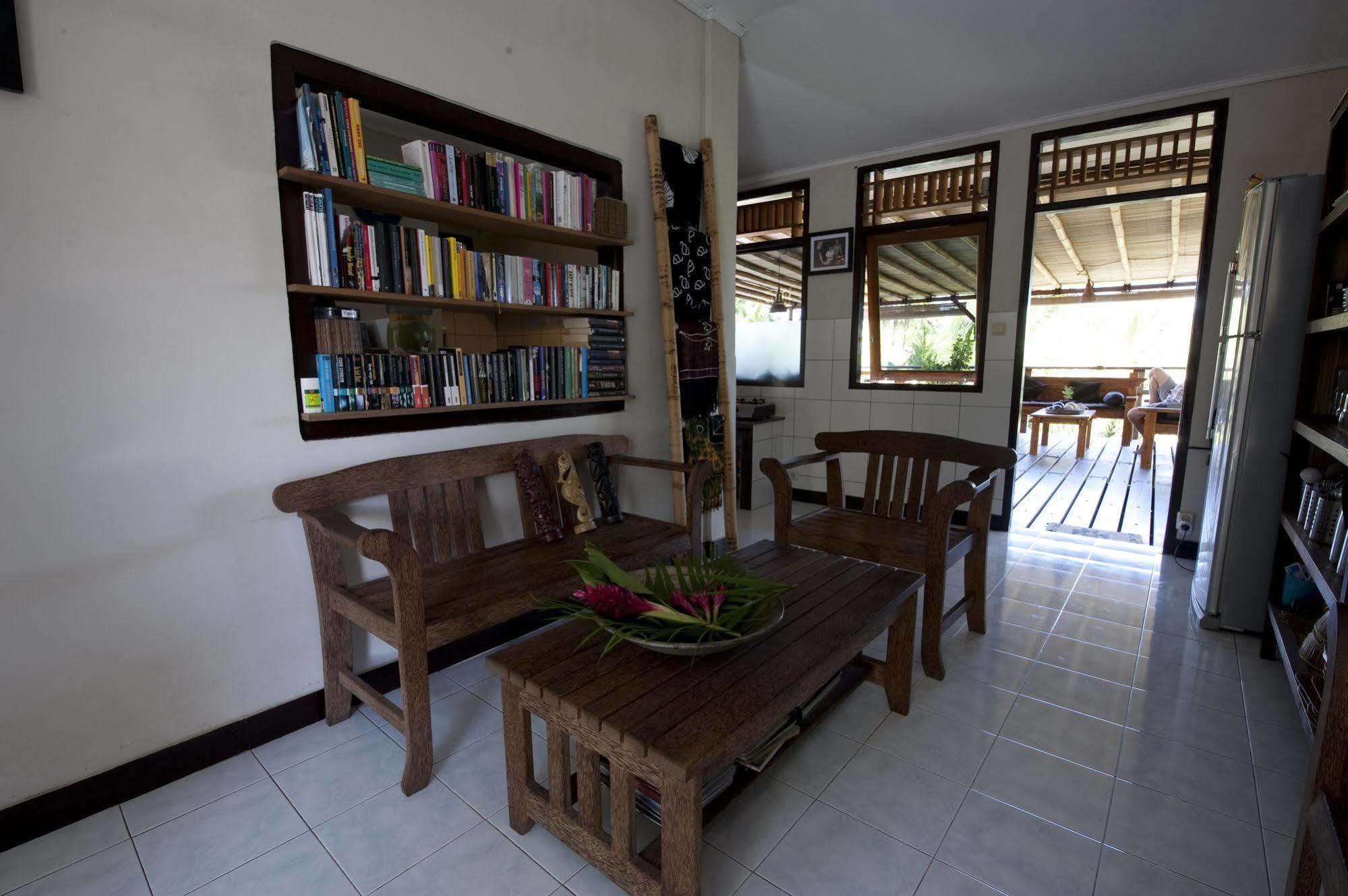 Guesthouse The 4 Fish มานาโด ภายนอก รูปภาพ